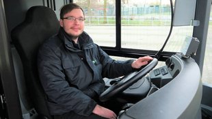 Hier wird der Traum von Steve Pierstorf wahr - ganz vorn im Bus, die Geschicke des großen Fahrzeugs in der Hand.