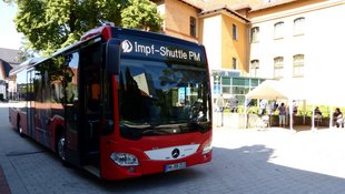 Der Impfbus vor der Impfstelle in Klinikum Bad Belzig