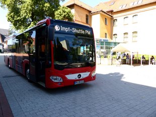Der Impfbus vor der Impfstelle in Klinikum Bad Belzig