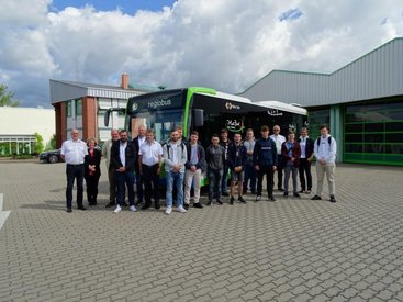 Die zehn neuen Azubis freuen sich zusammen mit der Personalleiterin, dem Ausbildungsleiter, dem Technischen Leiter und den Betriebshofleitern auf die neuen Herausforderungen.