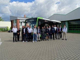 Die zehn neuen Azubis freuen sich zusammen mit der Personalleiterin, dem Ausbildungsleiter, dem Technischen Leiter und den Betriebshofleitern auf die neuen Herausforderungen.