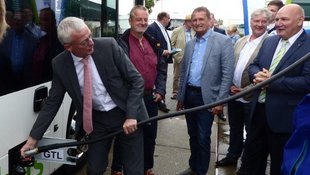 Minister Guido Beermann (li.) betankt ein regiobus-Fahrzeug mit GTL und vollendet so symbolisch die 100prozentige Umstellung des Linienbus-Fuhrparks der regiobus auf „saubere Fahrzeuge“ entsprechend der Clean Vehicles Directive CVD