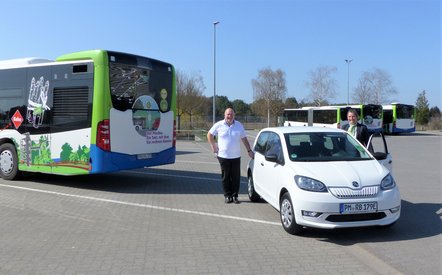 regiobus-Geschäftsführer Hans-Jürgen Hennig übergibt den E-PkW an die Leiterin des Betriebshofes in Beelitz Nicole Seyd.