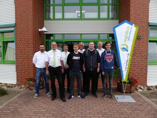 Unsere Azubis Jonas Ehrenberg (1. Reihe, 3.v.r.) Maurice Stagge (1. Reihe, 2.v.r.) und Calvin Klein (1. Reihe, 1.v.r.) erlernen ab heute das A und O des Berufskraftfahrers Personenverkehr.