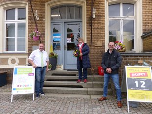 regiobus-Geschäftsführer Hans-Jürgen Hennig (l.), Amtsdirektor Marko Köhler und Geschäftsinhaberin Frau Felgenträger freuen sich über den Abschluss der Vertriebspartnerschaft.